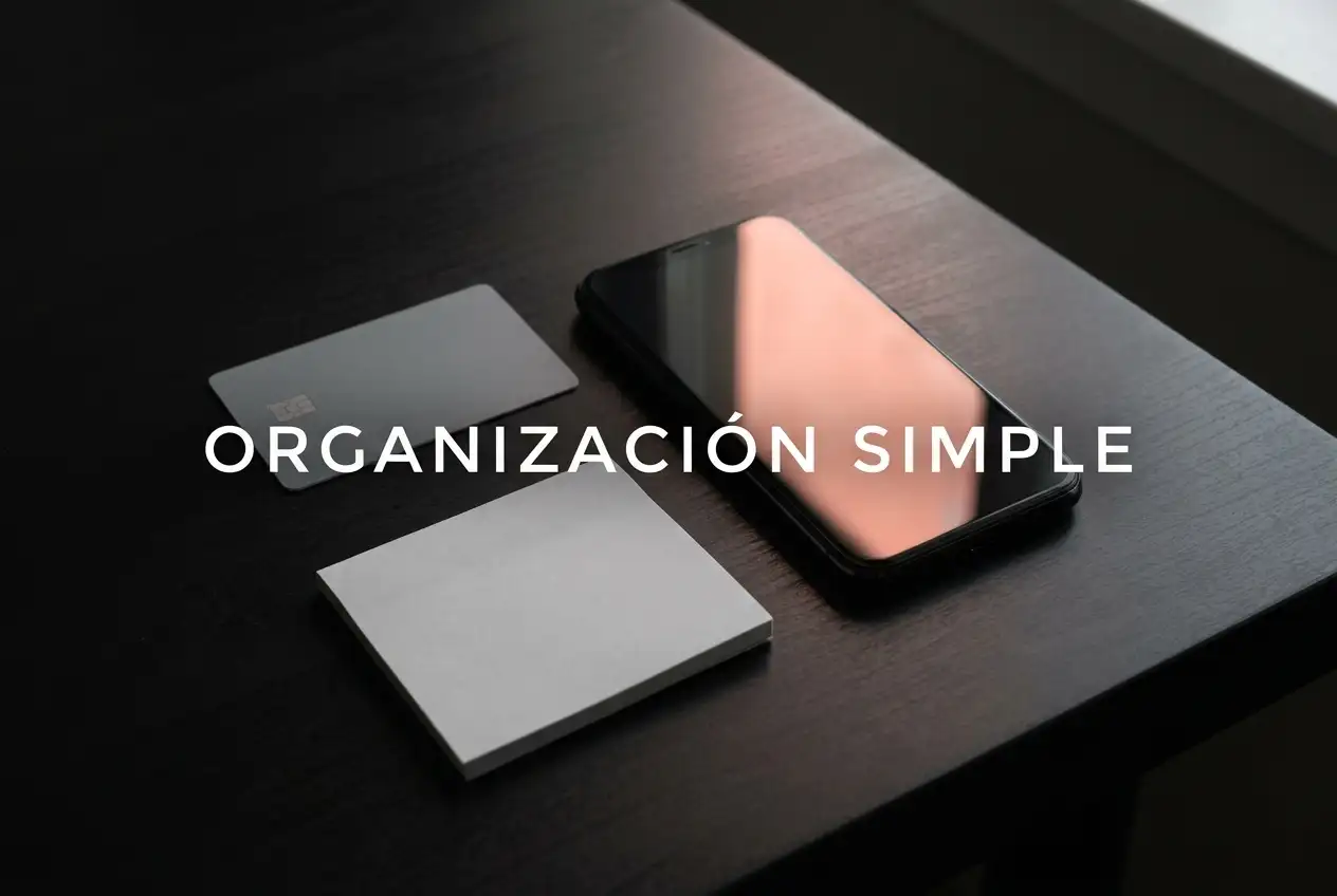 Teléfono con pantalla oscura, tarjeta y hojas blancas sobre una mesa